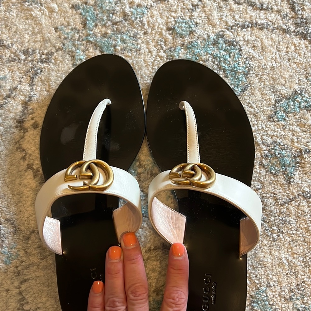 Gucci leather thong double G